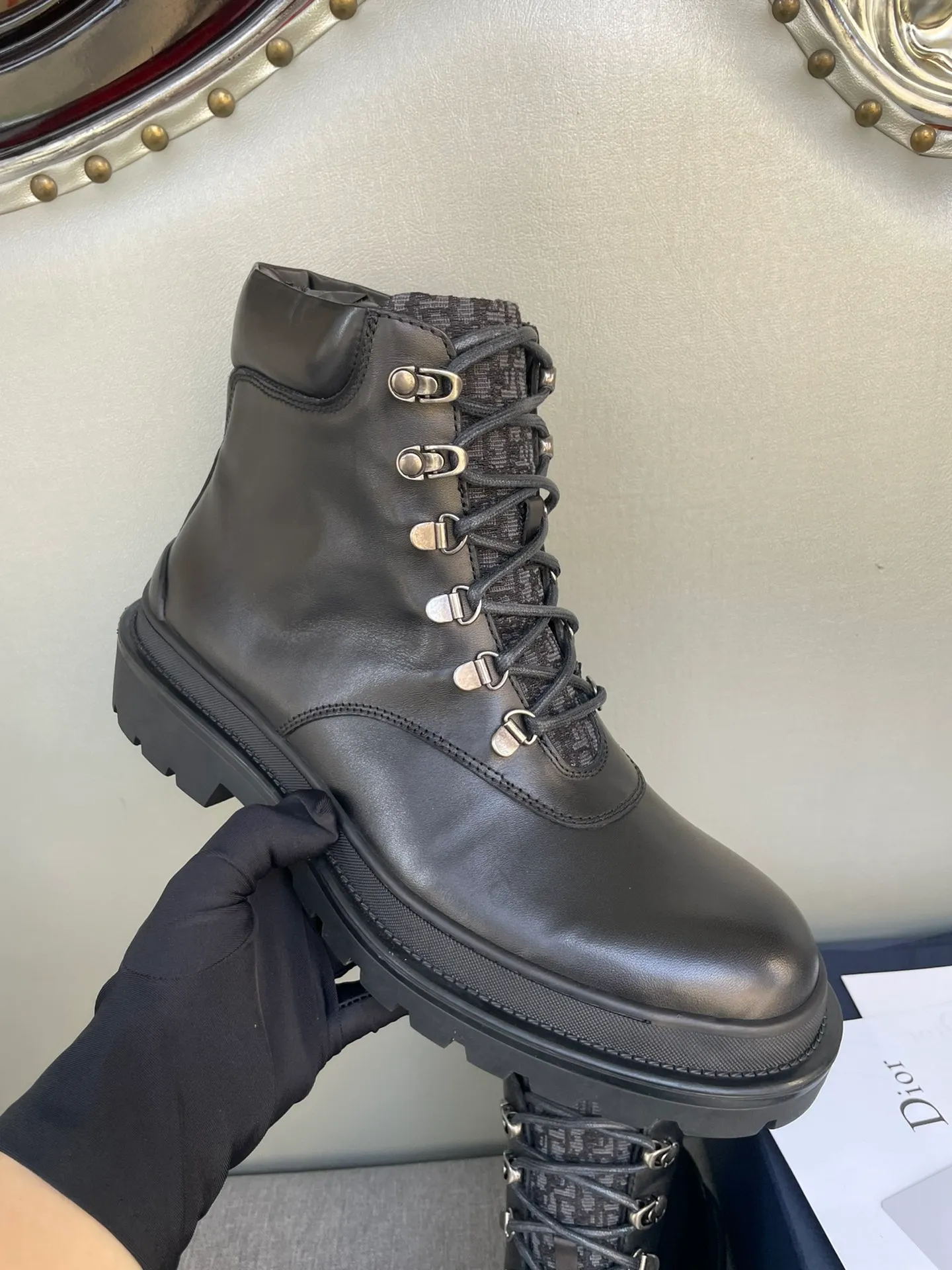 [DIOR] Top P: 1000💰 Number of yards: 39~44 (38.45 custom-made, non-refundable) Dior Dior~ Winter series, original 1:1 development Casual men's leather shoes Heavy investment, shoes and boots are made of imported cowhide + imported Dior special fabric Not easy to deform black cowhide lining Dior large hardware inlay Original TPU vacuum outsole, black cowhide Black open edge beads Military green suede Black suede Khaki suede leather is crafted by a large factory, and the perfect product is only prepared for you who know your taste! Any comparisons are welcome.